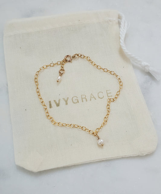 Dainty gold chain & freshwater pearl bracelet