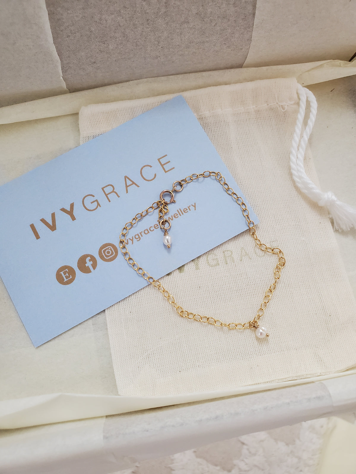 Dainty gold chain & freshwater pearl bracelet