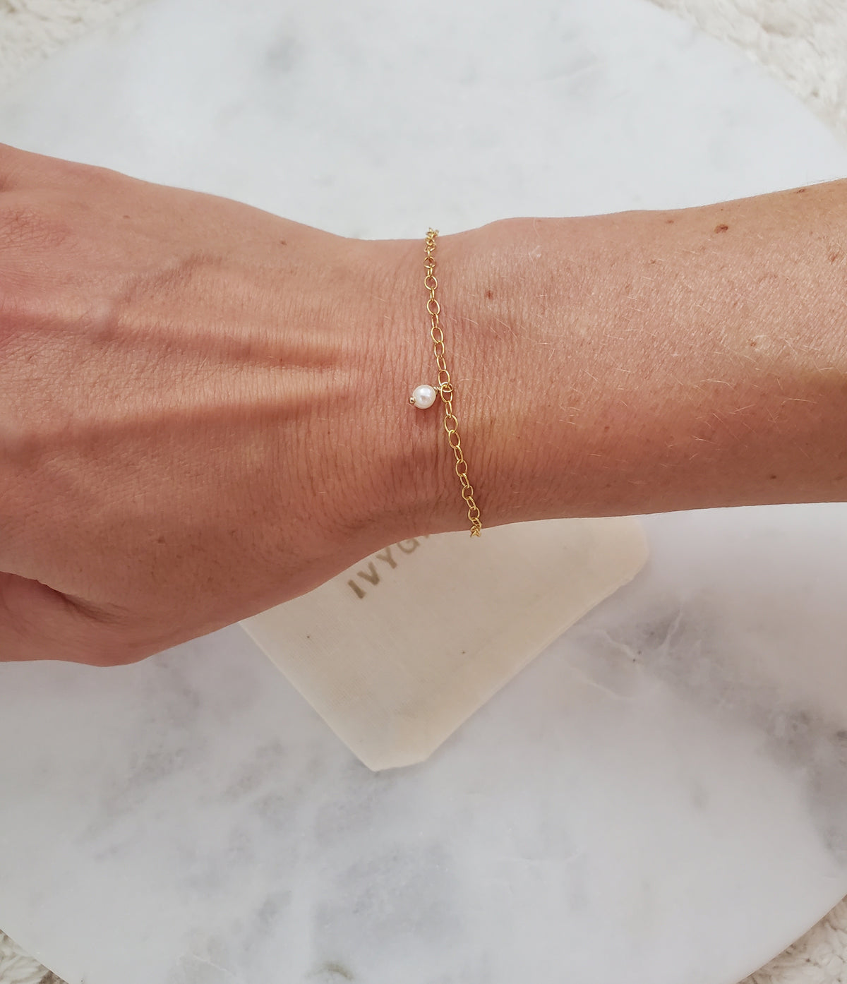 Dainty gold chain & freshwater pearl bracelet